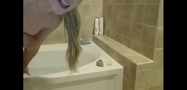  Blonde slut taking shower live webcam